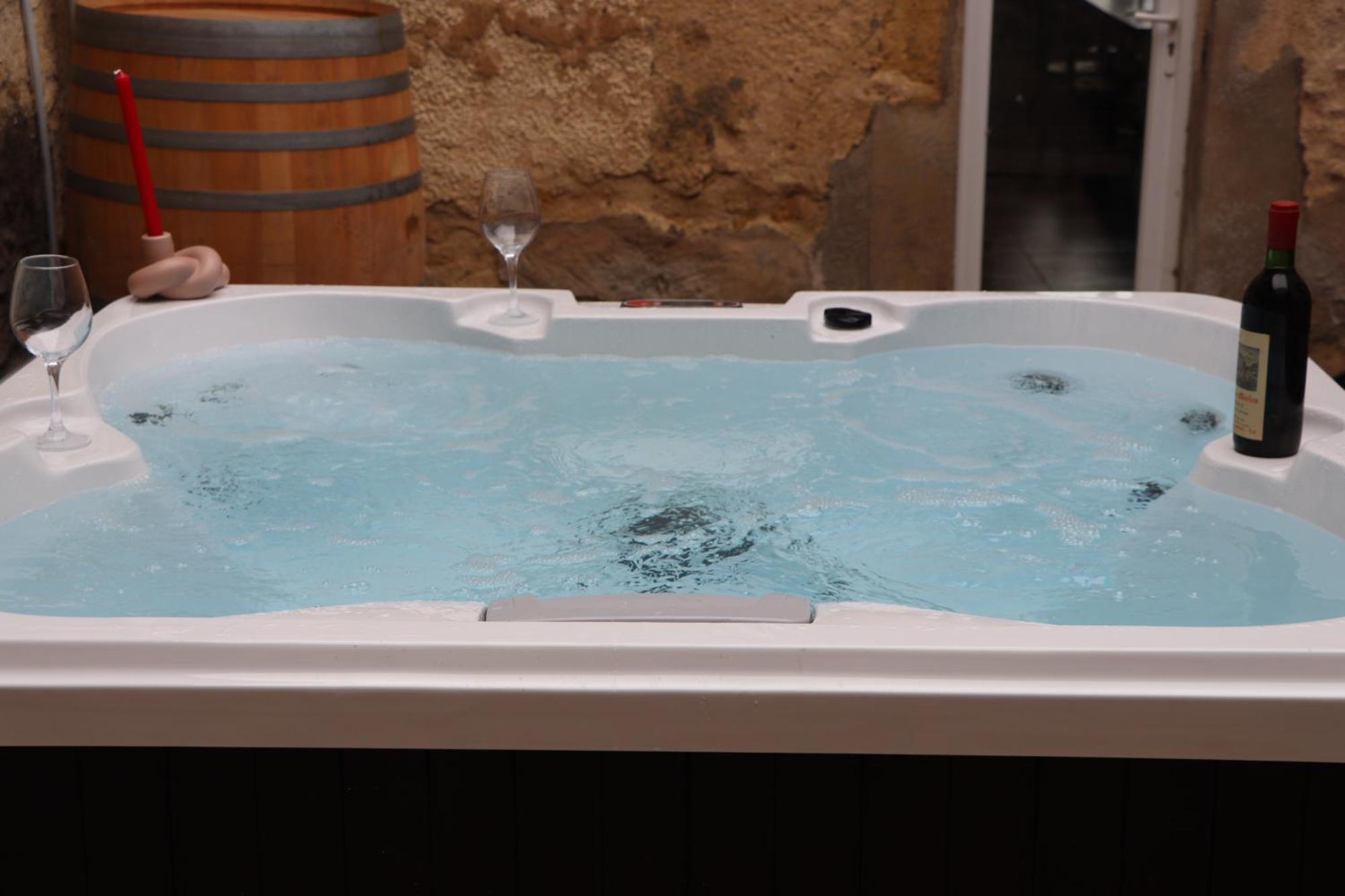 Spa, Elegance Et Charme Au Coeur Des Vignes - Piscine&spa Decoration Artisanale * Le Pian-sur-Garonne
